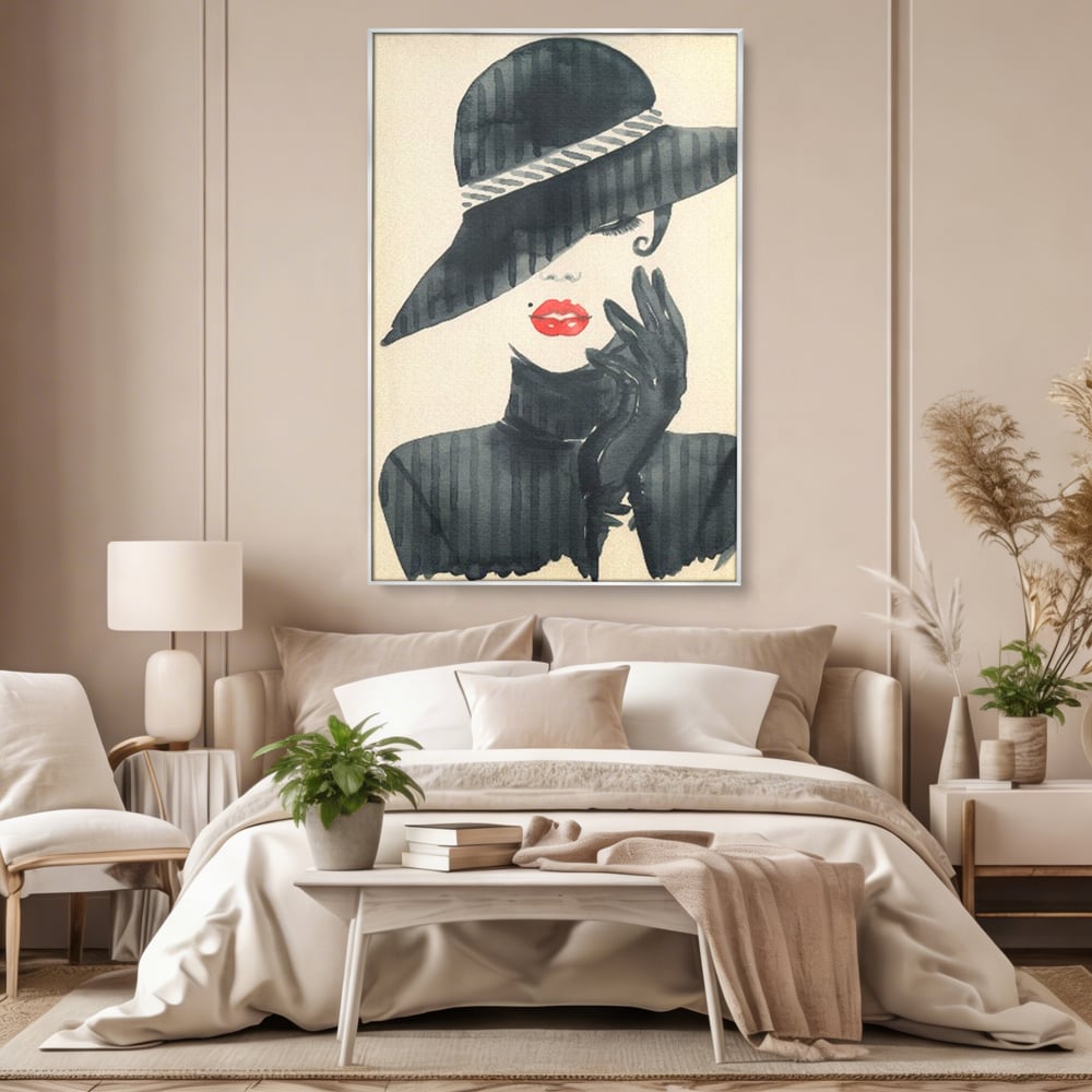 Tablou canvas cu ilustratie moda femeie cu palarie si buze rosii, in rama de aluminiu argintiu, pe perete intr-un dormitor
